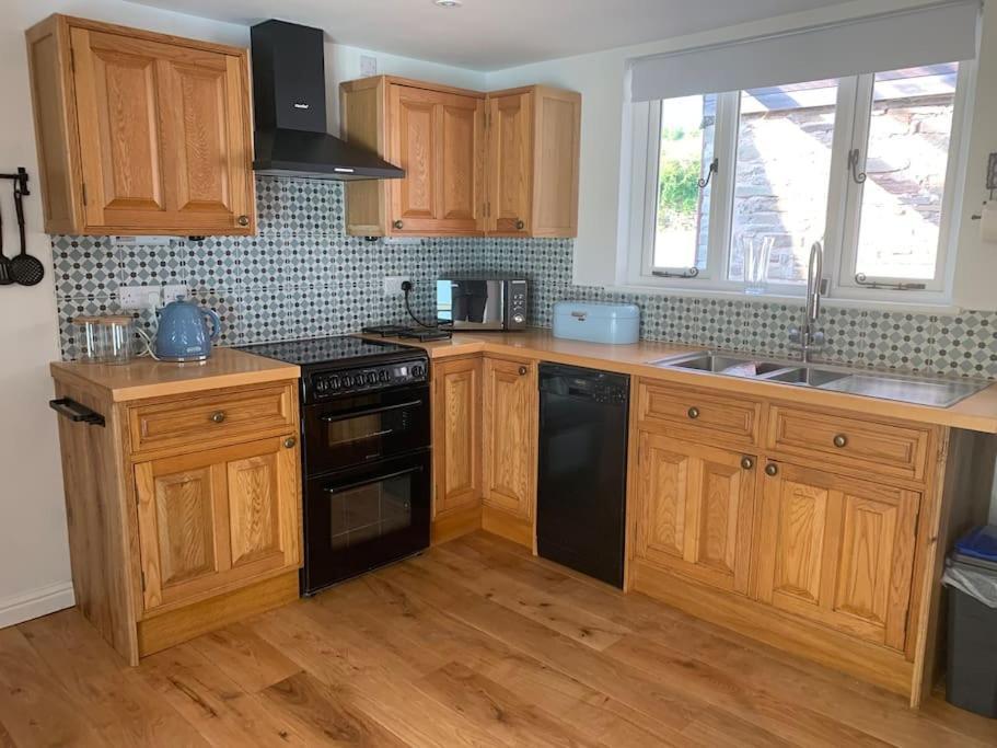 Cottage With Outstanding Views Velindre  المظهر الخارجي الصورة